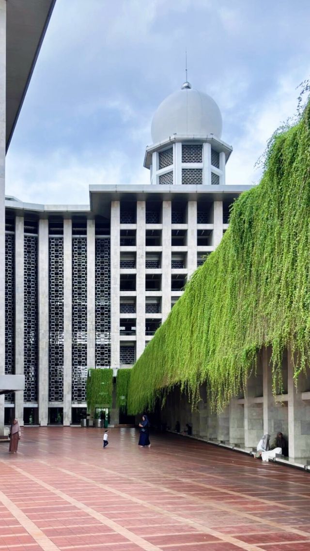 雅加達，這個充滿活力的東南亞都市，是歷史與現代交融的奇妙之地