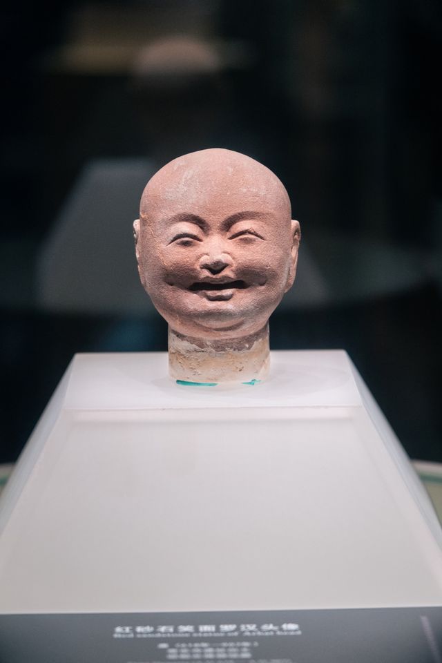 邯鄲博物館裡的響堂山石窟。