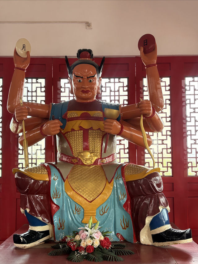 在洪湖知名的東林古寺打卡。