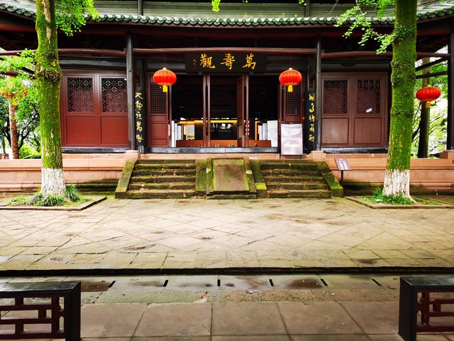 第一次喺雨中漫步樂山城
