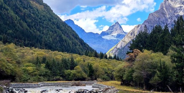 以下是一份四姑娘山旅遊攻略，希望能助你擁有一段美好的旅程。   前期準備   - 證件類：攜帶身份證