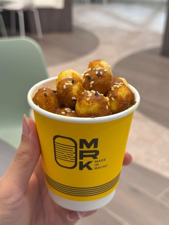 澳門上葡京必吃！本地人私藏的MR·K赤辣豬扒包，一口入魂！ 