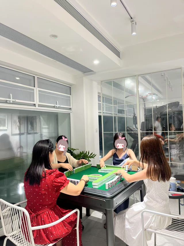 青城山避暑8家人一齊喺森林別墅聚會