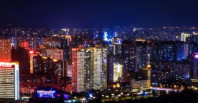 高原夜未央：西寧的星空與燈火交響詩