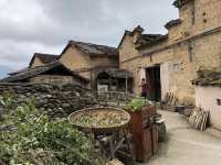 黃泥青瓦疊山間