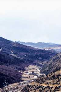 岡仁波齊藏語意為「雪山之寶」或「神靈之山」
