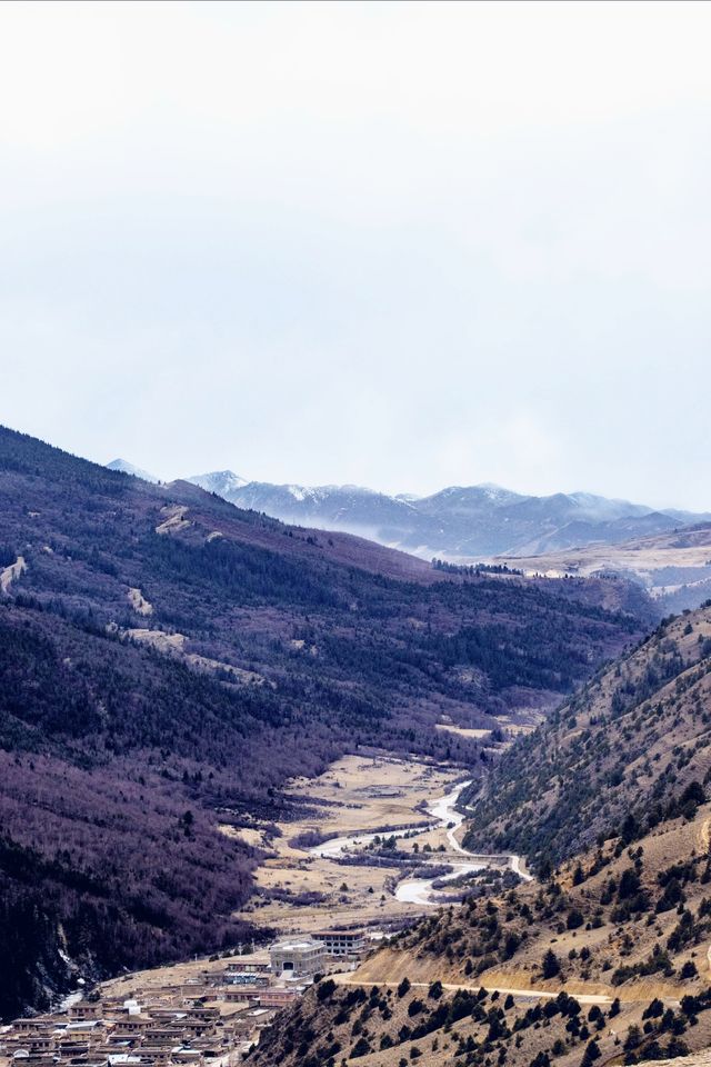 岡仁波齊藏語意為「雪山之寶」或「神靈之山」