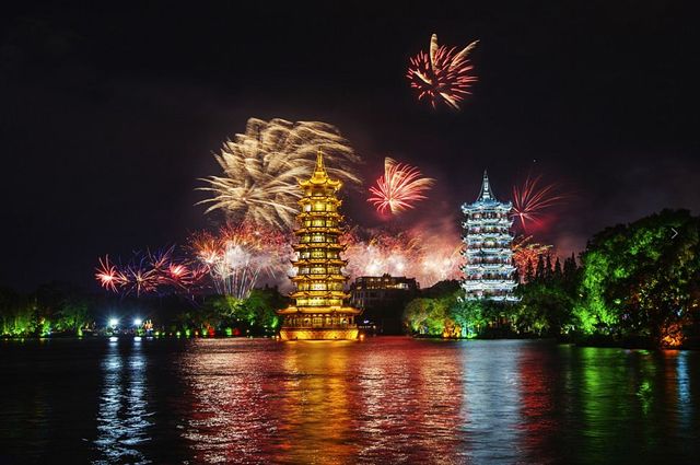 夜遊日月雙塔，穿越千年的金銀幻夢