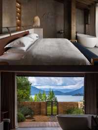 瀘沽湖封神民宿！躺看女神山日落+270°湖景