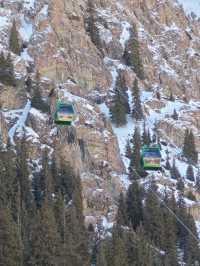 天山天池:在王母瑤臺間淬鍊億年寒玉的雲端鏡宮