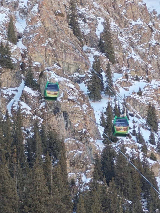 天山天池:在王母瑤臺間淬鍊億年寒玉的雲端鏡宮 天山天池:在王母瑤臺間淬鍊億年寒玉的雲端鏡宮