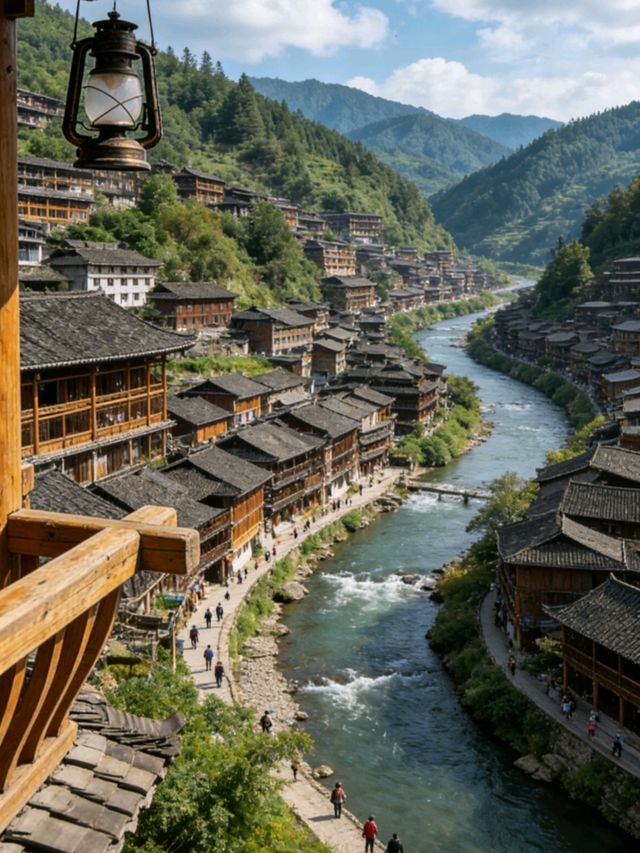 貴州黔東南：千戶苗寨的吊腳樓在梯田邊鋪成畫卷