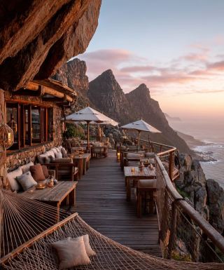 ทริปตั้งแคมป์ที่หน้าผาเฟิงเย่: นอนเล่นบนเปลญวนริมหน้าผาและชมดวงดาว