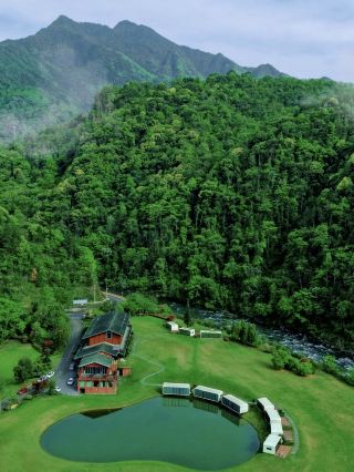 梵净山の親子旅行、大きな芝生でゆったり子どもと遊ぶ 