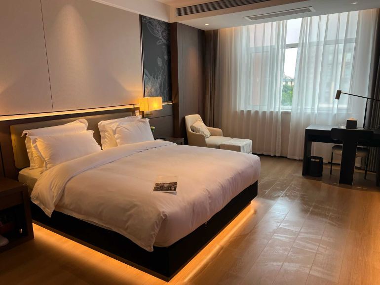 Warm light fills the room, sleep peacefully.
Find comfort on your journey at the Meillard Hotel in Linyi.