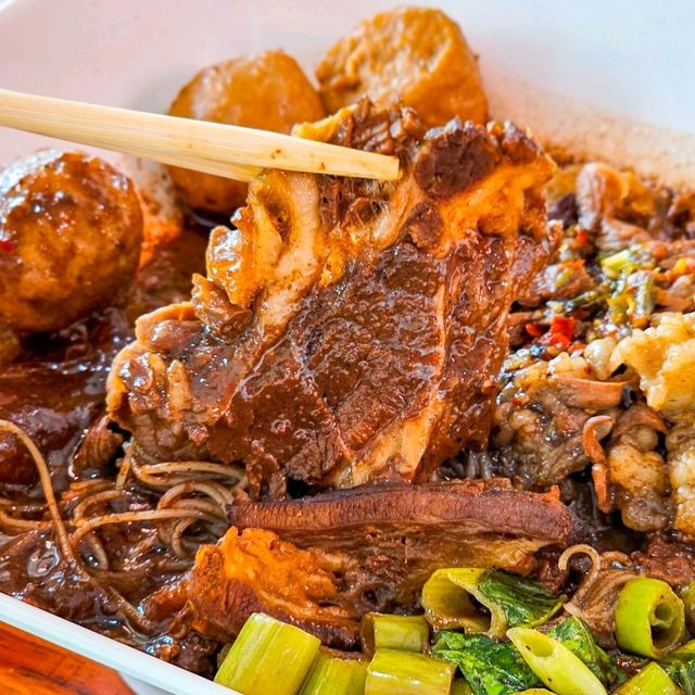 ก๋วยเตี๋ยวเรือหม้อไฟนายพล หมูเนื้อที่นี่มีครบ