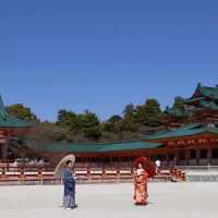 平安神宮、抜けるような青空に朱色の社が美しかった。