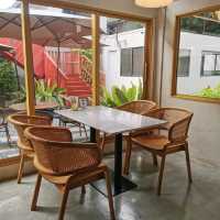 คาเฟ่ในบ้านสีขาว ฟีลโคซี่ อบอุ๊นนน ร้าน "พา-มา-เฮง"