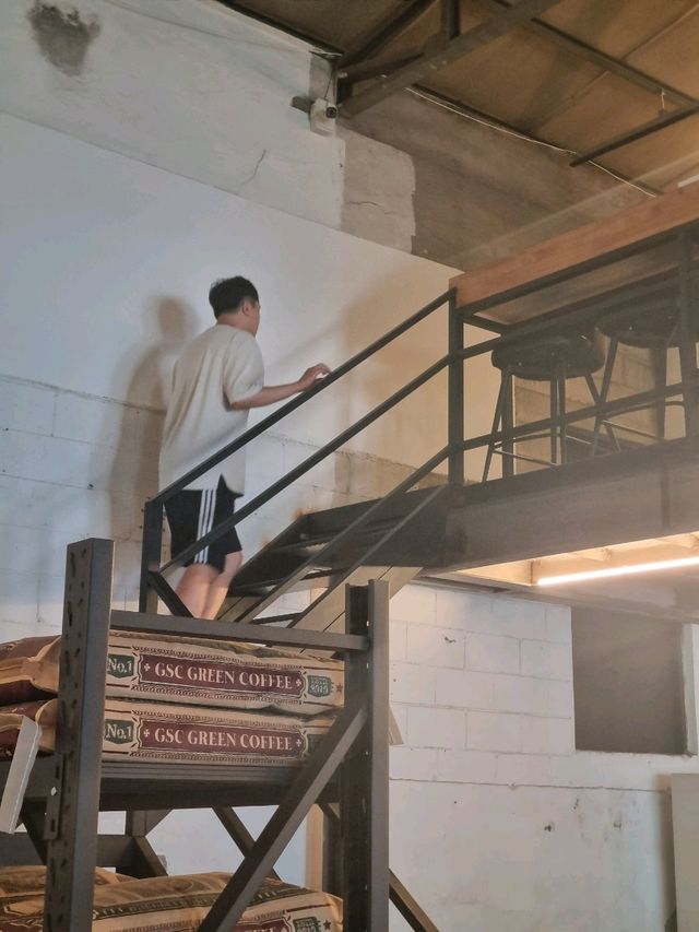 힙한 분위기의 페공장st 카페
