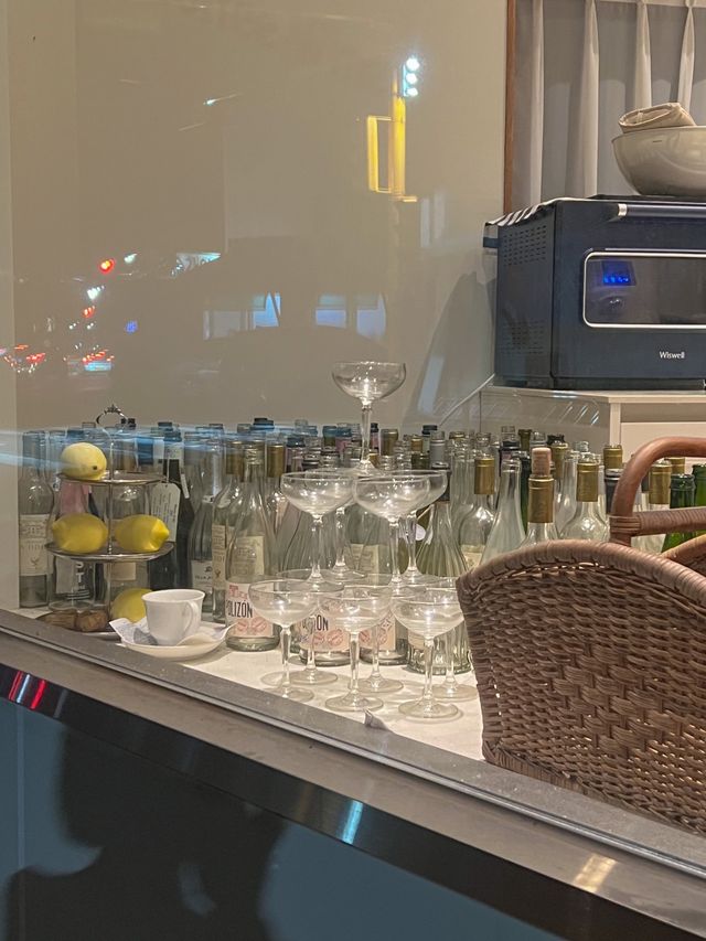 낮에는 카페, 밤엔 아늑한 와인바로 변신하는 비뉴🍷