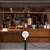 東京人氣可麗露專賣店，店內好華麗呢！