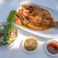 ครัวบ้านครู ร้านเด็ดหัวหิน บรรยากาศดีอยู่ริมทะเล