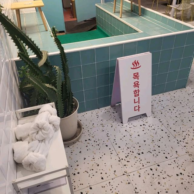 在韓式浴池內吃晚餐