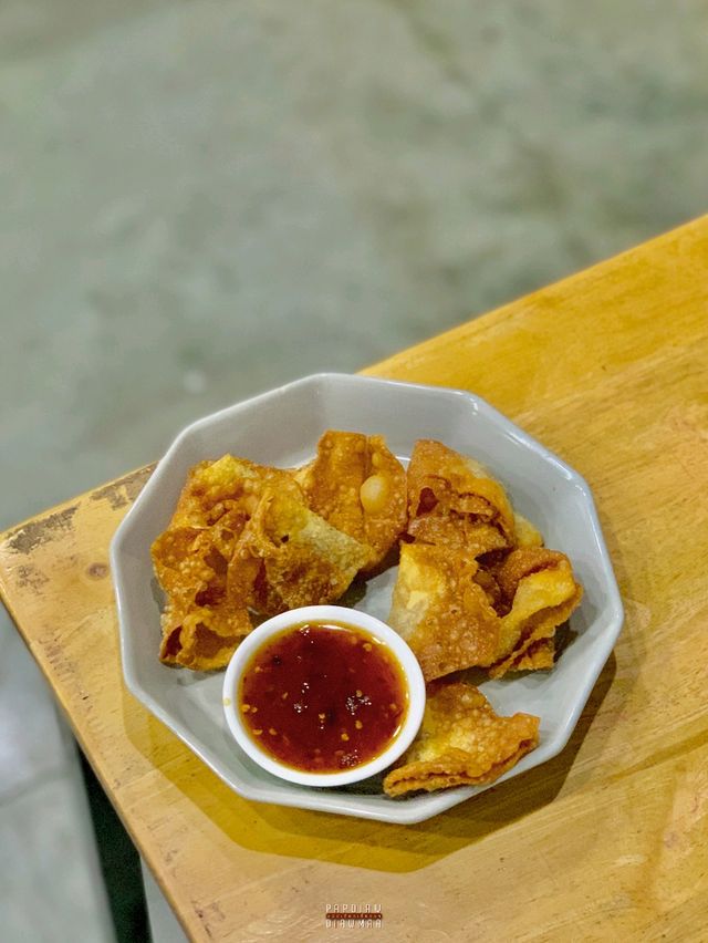 ร้านบะหมี่ฮ่องกงเล็กๆแต่อัดแน่นไปด้วยความอร่อย