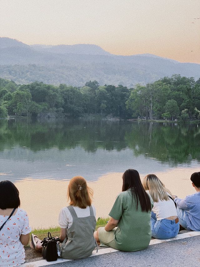 ชวนนั่งชิวๆ ยามเย็นที่อ่างแก้ว มช. 🏞️