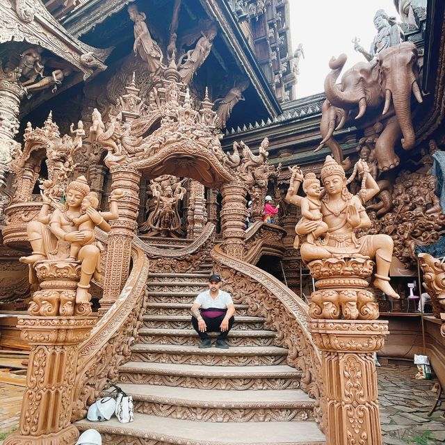 泰國芭提雅｜世界最大嘅木雕佛寺～真理寺