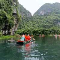 ล่องเรือฮาลองบก ลอดถ้ำชมวิว เวียดนาม