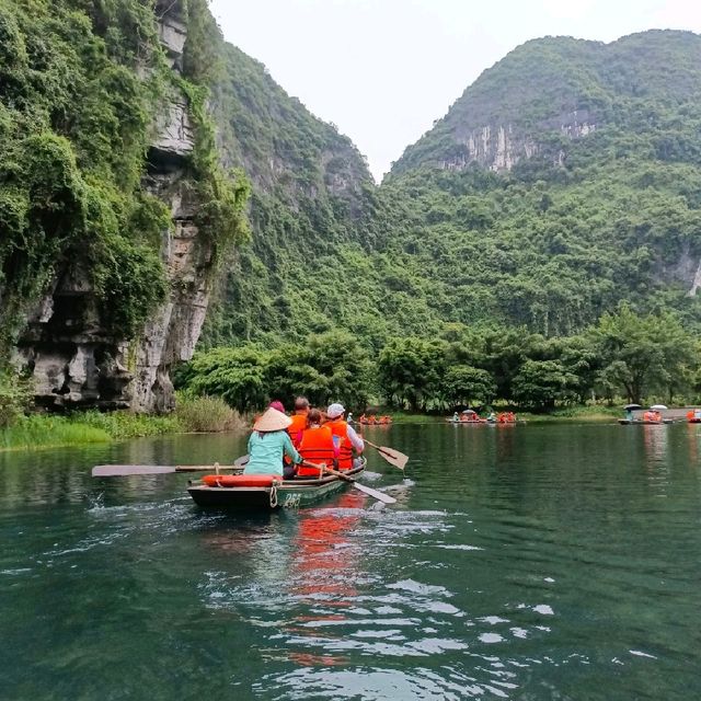 ล่องเรือฮาลองบก ลอดถ้ำชมวิว เวียดนาม