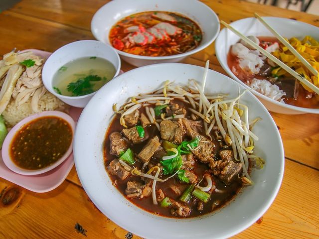 ก๋วยเตี๋ยวเตาฟืนป้าไฉน ตามสไตล์บ้านๆ
