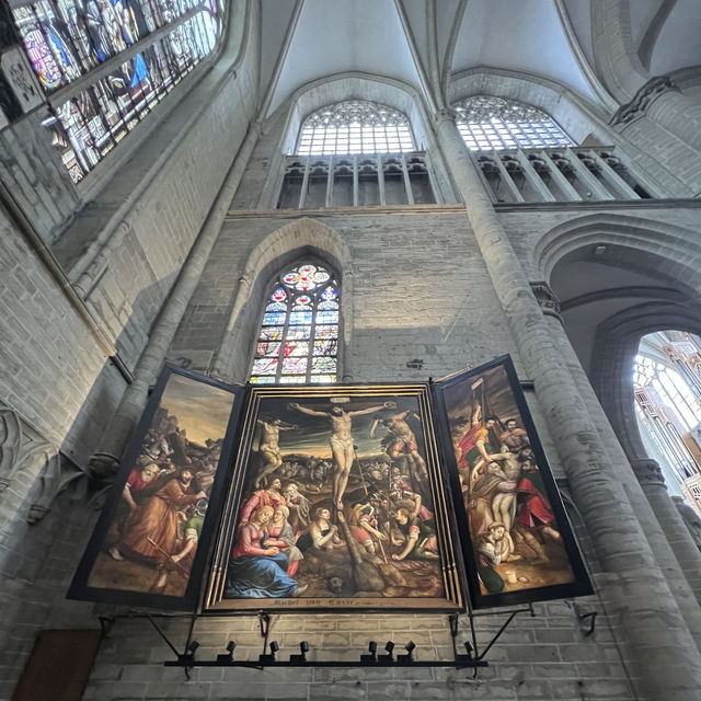 Free church with stained art, intrinsic work