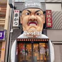 大阪観光スポット！道頓堀のえびす橋から続く道には派手なおもしろ看板が！めっちゃ元気でます