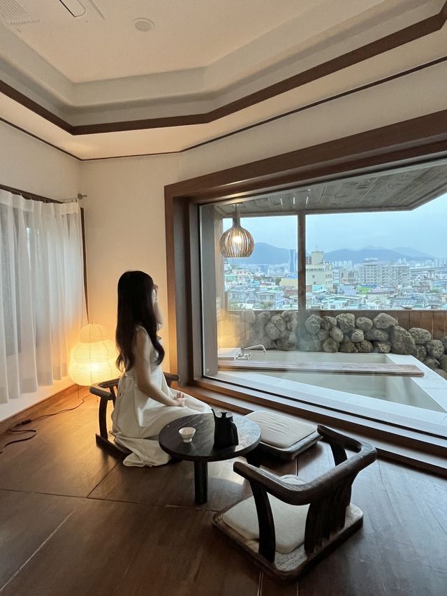 따뜻한 감성의 자쿠지가 있는 영도 감성숙소