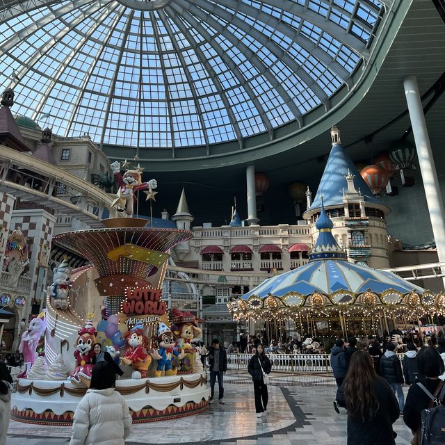 Lotte World in Winter: where Christmas dreams come true! 🎄