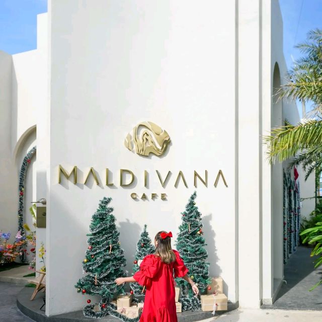 แต่งตัวแล้วไปคาเฟ่กินขนมถ่ายรูปฉ่ำๆMadivanaCafe