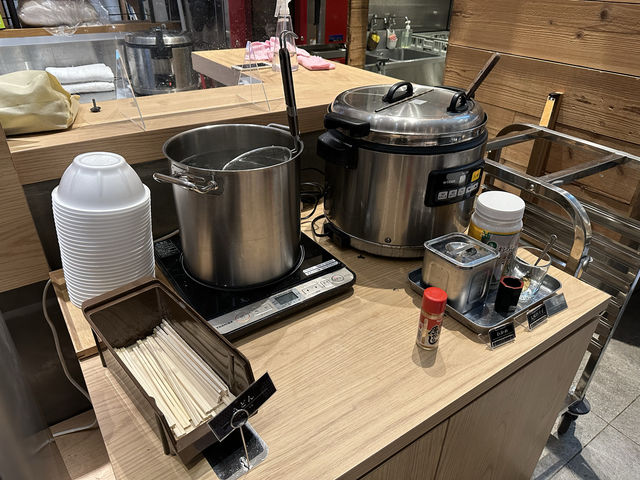福岡・小倉。24時間カレー・うどん。キャビンタイプの宿泊施設『リリーフ小倉ANNEX Book & Stay』