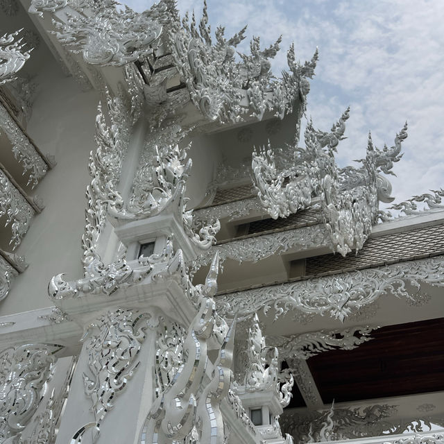 The fascinating white temple of Chiang Rai