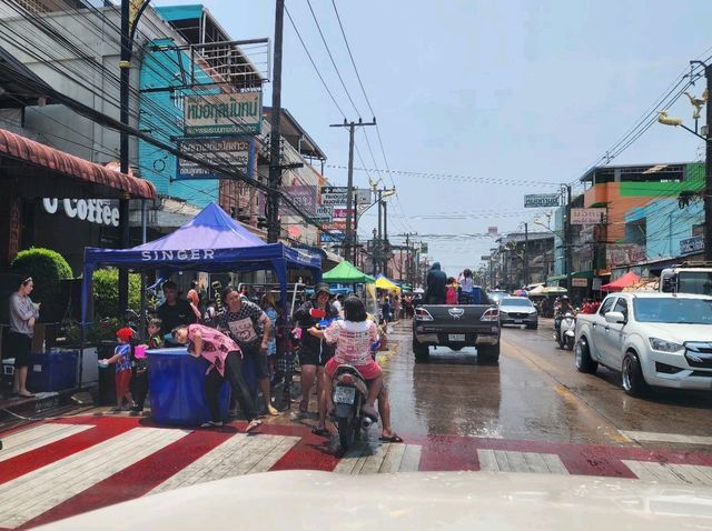 ลากแฟนไปขนน้ำขึ้นรถแล้วสาดน้ำแบบล้อหมุนที่ชุมพร
