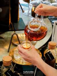 นั่งจิบชาและทานขนมชิลๆ ที่ Oort Cloud Tea Room