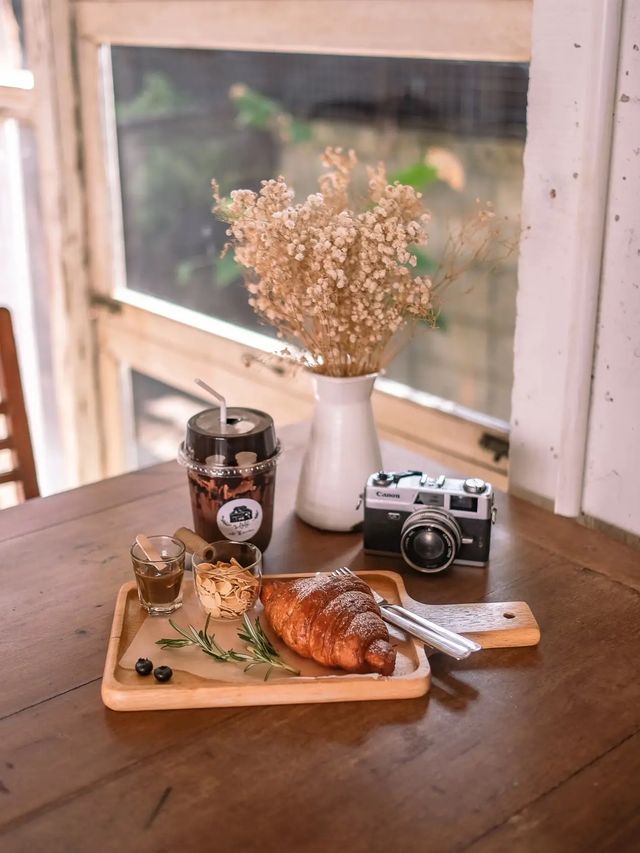 Slōlē Cafe คาเฟ่ฟีลเขาใหญ่ ย่านลาดพร้าว 🏡
