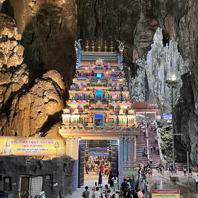 🌈 Vibrant 272 rainbow steps at the Batu Caves in KL 🗻