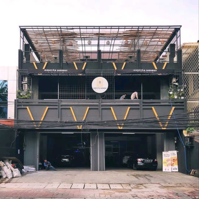 ONE OF THE NEW COFFEE SHOPS IN TOMANG