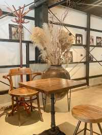 【新大久保】アンティーク家具で居心地のいい広々としたカフェ。