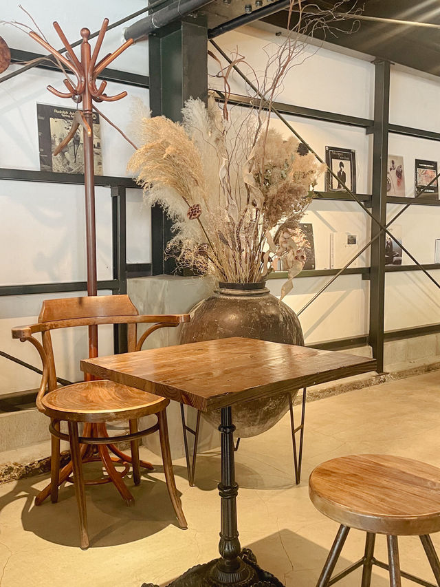 【新大久保】アンティーク家具で居心地のいい広々としたカフェ。