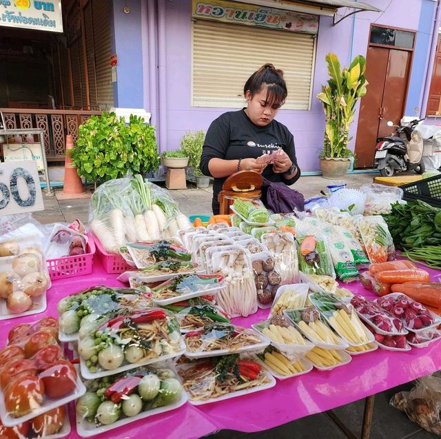 ตลาดเช้าริมน้ำเมืองอุทัยธานี