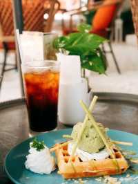 Manga & Hubba : คาเฟ่ริมทะเลบางเสร่