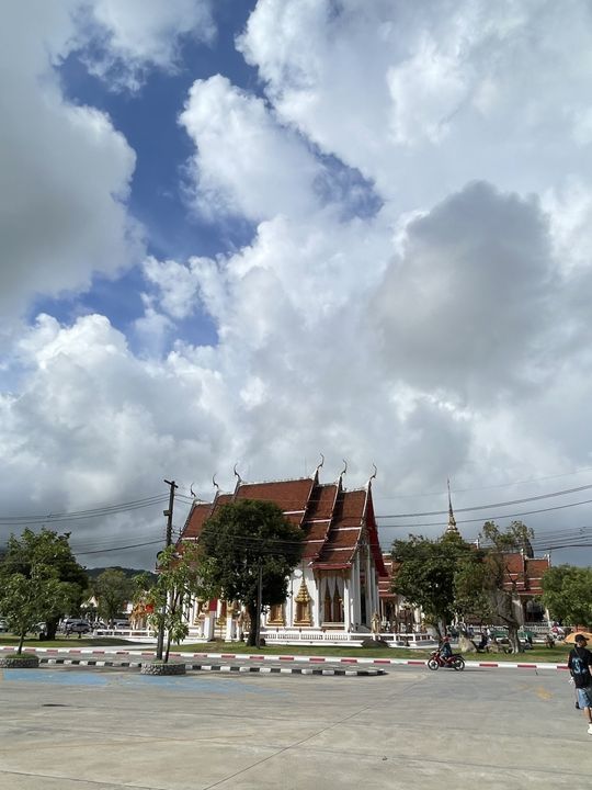 泰國普吉 只要有光有雲泰國寺廟很好出片 查龍寺 วัดไชยธาราราม (วัดฉลอง)